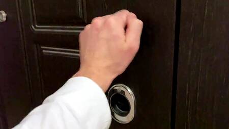 Глубокий минет не помог молоденькой русской телке рассчитаться за аренду квартиры