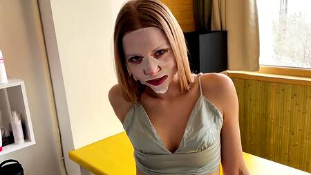 Глубокий минет не помог молоденькой русской телке рассчитаться за аренду квартиры