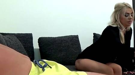 Пьяная милфа дает потискать большие сиськи и трахнуть в анал раком