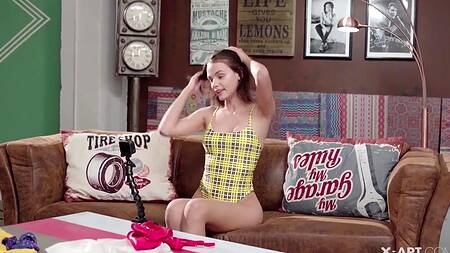 Милашка делает распаковку белья и мастурбирует для подписчиков