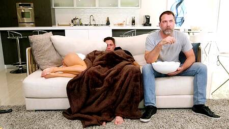 Жена друга во время просмотра фильма трахается с другим