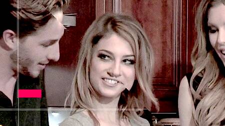 Влюбленная пара перед сексом занимается сексом