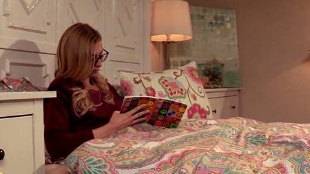 Влюбленная пара перед сексом занимается сексом