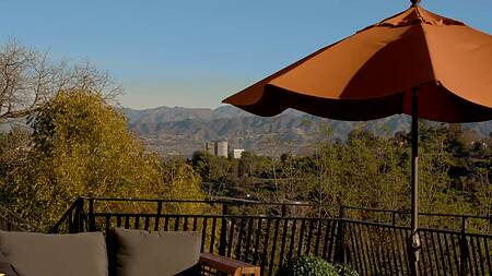 Распутная брюнетка без трусиков присела киской на лицо, а после и на хуй зрелого мачо