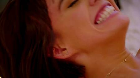 Распутная брюнетка без трусиков присела киской на лицо, а после и на хуй зрелого мачо