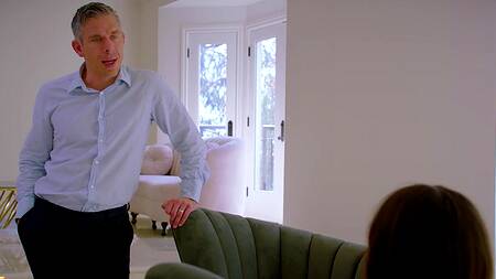 Распутная брюнетка без трусиков присела киской на лицо, а после и на хуй зрелого мачо