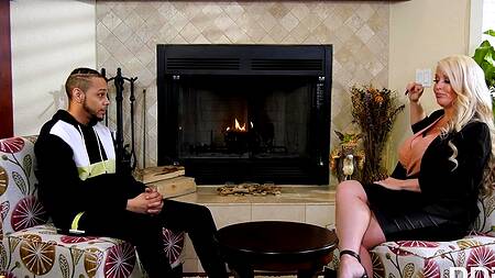 Негр помогает белой милфе помыться и потом трахает её