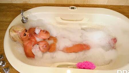 Негр помогает белой милфе помыться и потом трахает её