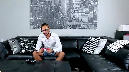 Сестре интересен член брата, а не игры на приставке