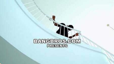 Чернокожий вор застает двух девок за лесбийским сексом