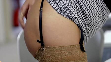 Начальница отодвигает трусики и соблазняет работника