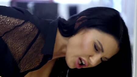 Начальница отодвигает трусики и соблазняет работника