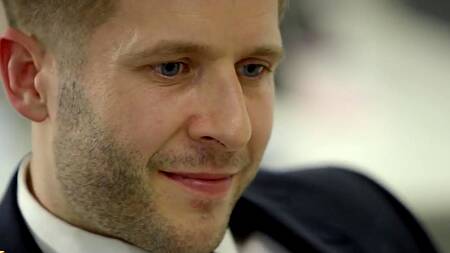 Начальница отодвигает трусики и соблазняет работника