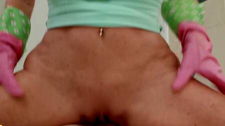 Спортивная старушка помыла парня в ванной и трахнулась с ним