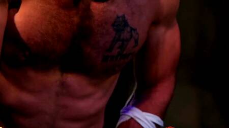 Девка побеждает мужика в поединке и овладевает его членом