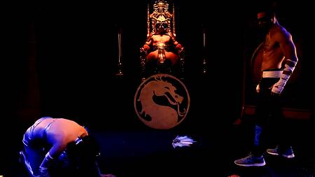 Девка побеждает мужика в поединке и овладевает его членом