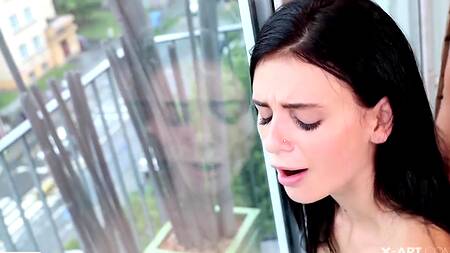 Стриптиз и минет от худенькой брюнетки в качестве прелюдии перед страстным сексом