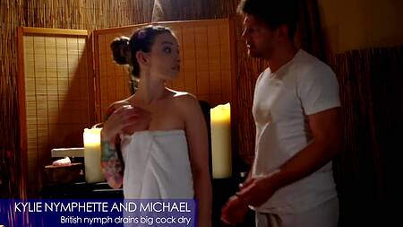 Худышка в масле расставляет ноги и соблазняет массажиста