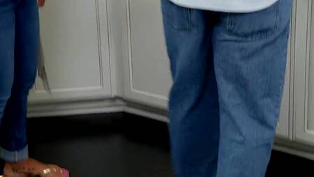 Жаркая старушка с силиконовыми сиськами вместо бойка оседлала молодой хуй