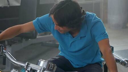 Жаркая старушка с силиконовыми сиськами вместо бойка оседлала молодой хуй