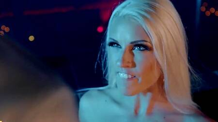 Грудастая стриптизерша оказывает VIP услуги аналом клиенту с большим членом