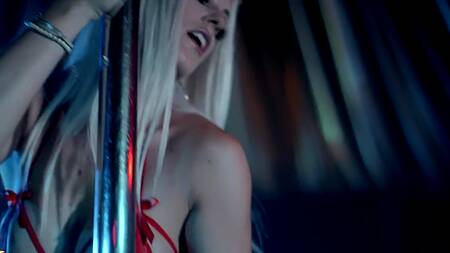 Грудастая стриптизерша оказывает VIP услуги аналом клиенту с большим членом