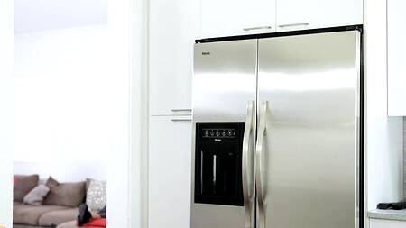 Зрелая милфа гипнотизирует большими сиськами и шикарно ими дрочит молодой длинный хер