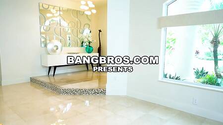 Откровенный трах с похотливой мамкой в пизду с шикарным видом на ее большую жопу