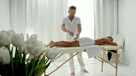 Сладкая киска красивой клиентки приглянулась массажисту и была выебана на столе