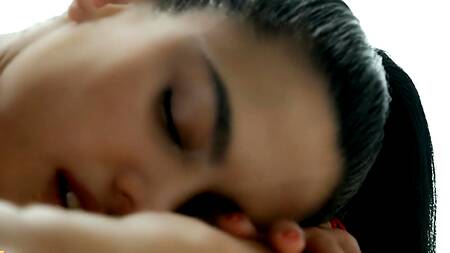 Сладкая киска красивой клиентки приглянулась массажисту и была выебана на столе