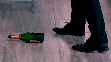 Зрелый мачо хардкорно долбит двух молодых сучек в масле в их разгоряченные киски