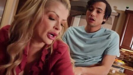 Пацан оттрахал гостеприимную мамашу друга с нереально большими силиконовыми сиськами