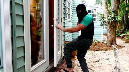 Шлюховатая домохозяйка хочет большой и сочный хер грабителя в бритую киску