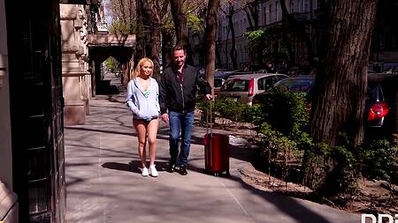 Блондинка трясет большими сиськами сидя на двух членах и кончая от классного секса втроем