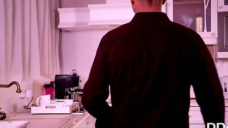 Блондинка трясет большими сиськами сидя на двух членах и кончая от классного секса втроем