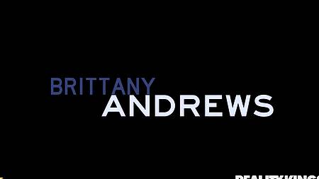 Развратная мамка принуждает телефонного хулигана хорошенько отжарить ее киску и между сисек