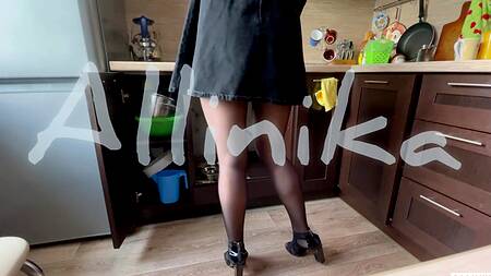 Залил спермой колготки сексуальной домохозяйки жарко оттрахав ее раком на кухне