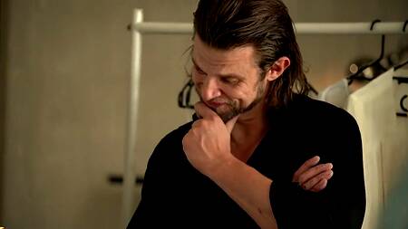 Стройную брюнетку угостили двумя толстыми хуями и шикарно поимели в упругую задницу