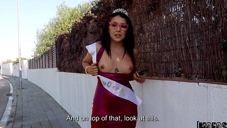 Сексуальной имениннице обкончали мордашку после классной порнушки на улице