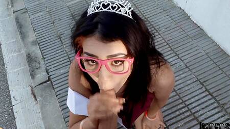 Сексуальной имениннице обкончали мордашку после классной порнушки на улице