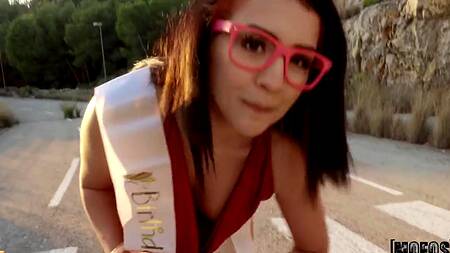 Сексуальной имениннице обкончали мордашку после классной порнушки на улице