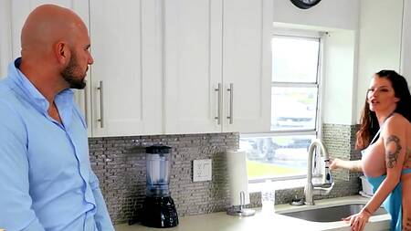 Большие силиконовые сиськи не мешают милфе быть самой жаркой домохозяйкой