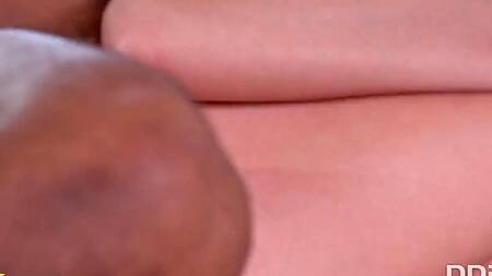 Стройная блондинка не смогла отказать в групповушке двум неграм с большими членами