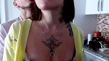 Хулиган ебет в анал молодую горничную с классной жопой на кухне не отрывая от готовки