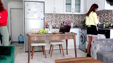 Хулиган ебет в анал молодую горничную с классной жопой на кухне не отрывая от готовки