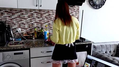 Хулиган ебет в анал молодую горничную с классной жопой на кухне не отрывая от готовки