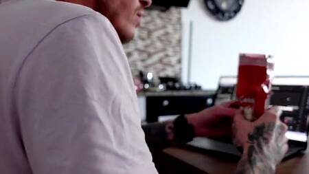 Хулиган ебет в анал молодую горничную с классной жопой на кухне не отрывая от готовки