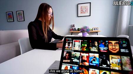 Залил спермой личико и очки русской умницы, круто выебав ее нереальную киску