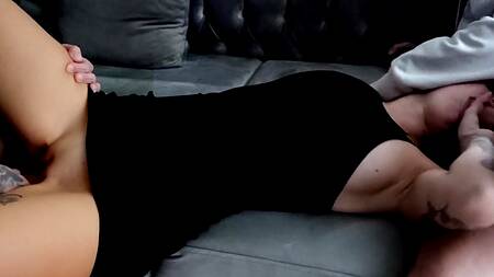 Парочка трахается на глазах у друга, предложив гостю отжарить нежный ротик красотки