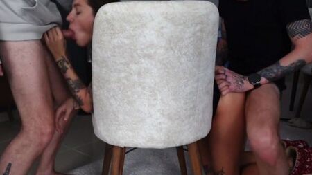 Парочка трахается на глазах у друга, предложив гостю отжарить нежный ротик красотки